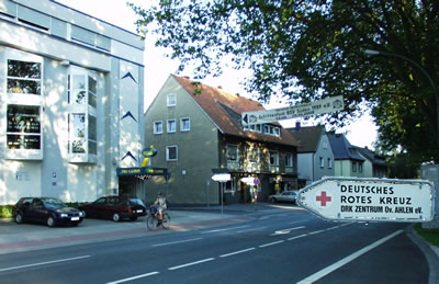 Dolberger Stra&szlig;e mit der Einfahrt zum Heny-Dunant-Weg.